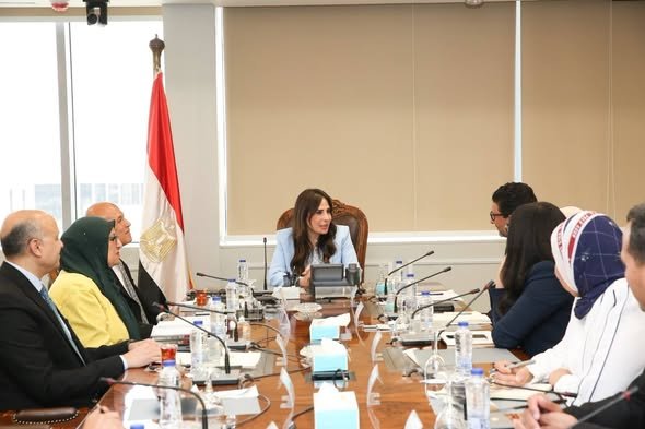 “الإسكان”-تبحث-مع-مؤسسة-التمويل-الدولية-التعاون-في-مشروعات-تحلية-مياه-البحر